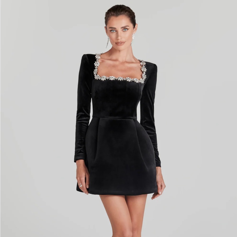Elegant Black Velvet Dress with Floral Embellishments
Nadine Merabi Kimberly